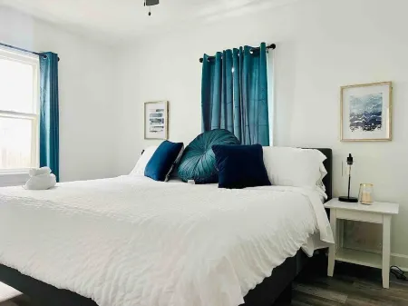 Charming & Centrally Located 1 Bedroom Apt / King Bed