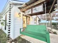 Huge Views / Quiet / Nature / Outdoor Tub - The Stained Glass Palace Hotels near Hill Country Miniatures Museum