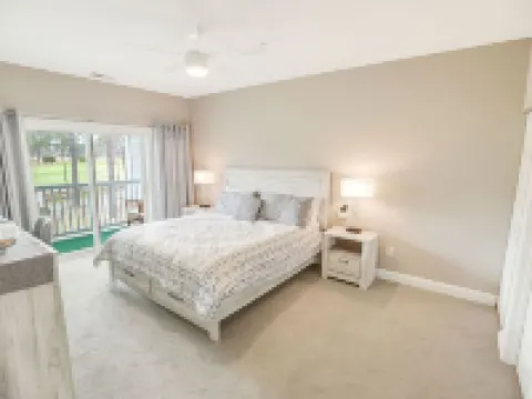 Golf Course View Condo with Pool キャロライナ・フォレストのホテル