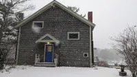 Blue Lobster! 2-bedroom house with Heat, AC, Deck and Seasonal Dock in Harpswell