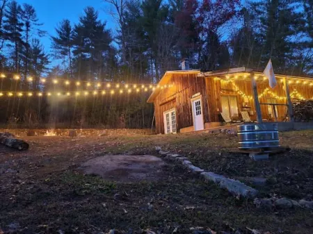 Cute cabin next to Pisgah National Forest; Hot tub Wi-Fi