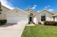 Stunning lake view, private pool,near Disney ,games room,free WiFi ,play golf