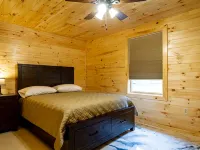Cayuga Lake Cabins, Gorgeous Log Cabin home, Cabin C, fire pit, dog friendly Hotels in Seneca County