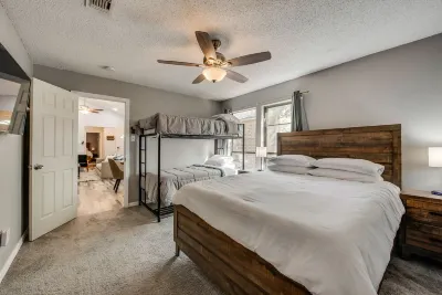 JD's Getaway / Near DFW Airport Hotels near LLELA Nature Preserve