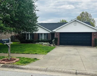 Quiet neighborhood/2 car garage/fire pit/backyard privacy fence/PET FRIENDLY Các khách sạn gần Owensboro Museum of Fine Art