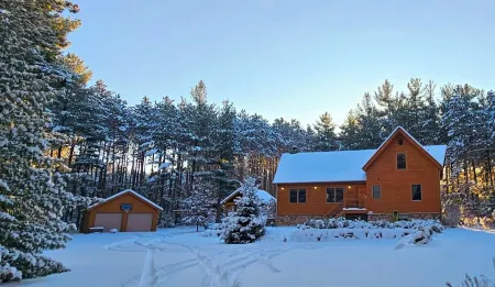 4 Bedroom lodge on wooded land with heated swimming pool and hot tub Отели в г. Adams County