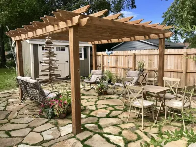 Lincoln 1 - Relax by Lake Michigan, beach, just a quick drive away, fenced yard,