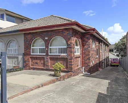 Bondi Beach is at your easy reach. Hotels in North Bondi