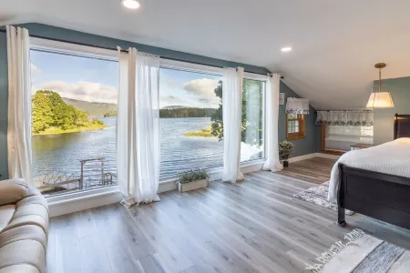 Stunning Waterfront, Acadia National Park as your Backyard. Отели в г. Маунт Десерт