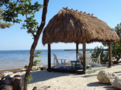 Oceanfront Property in Kawama Tower with Elevator, Lagoon and 2 Heated Pools