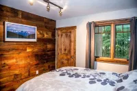 Knotty Lodge – Rustic Charm + Modern Comfort Near Mt. Baker, Hot Tub, WiFi - Homestays