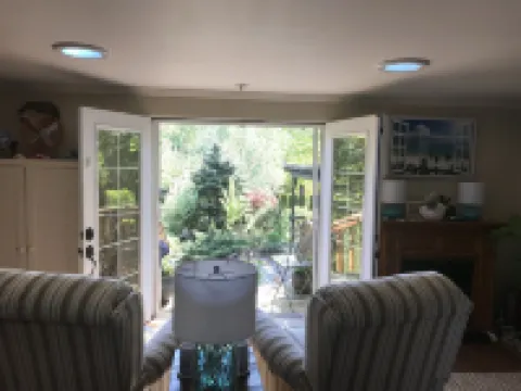 Beautiful Gardens, Outdoor Shower, Hot Tub, Steam Sauna, Cold plunge pool.