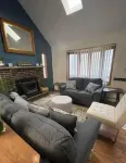 The Cub house,Gameroom,Fireplace, Firepit, largescreen TV.