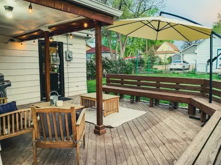 Historical Downtown Cottage with Hot Tub Отели рядом с достопримечательностью «Южная Дакота Скул оф Майнс & Текнолоджи»