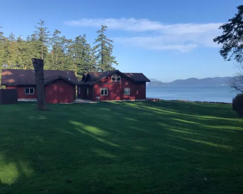 Beautiful farmhouse overlooking water with beach access on a private estate Hotels in Lopez