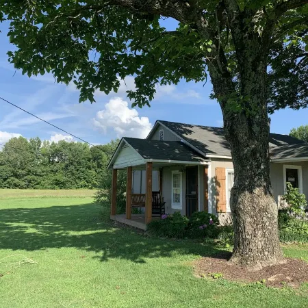 Country cottage on 3 acres right outside of town close to UTM Отели в г. Уикли