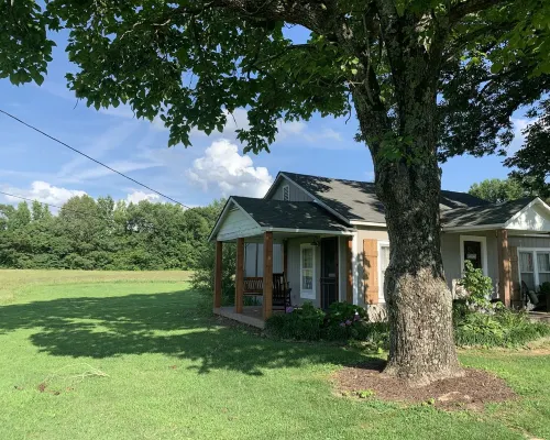 Country cottage on 3 acres right outside of town close to UTM Hôtels à : Comte de Weakley