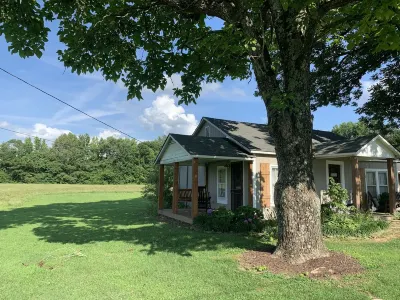 Country cottage on 3 acres right outside of town close to UTM Hotels near Walmart Supercenter
