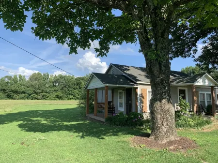 Country cottage on 3 acres right outside of town close to UTM Отели в г. Мартин