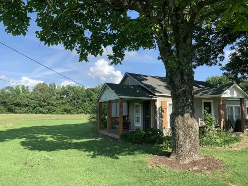 Country cottage on 3 acres right outside of town close to UTM