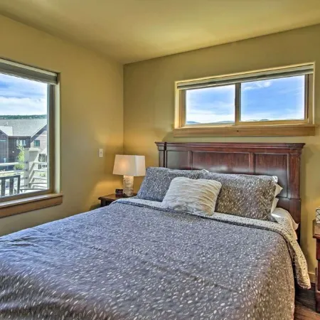 Great location with view and private hot tub!  Well-equipped 3 bedroom.