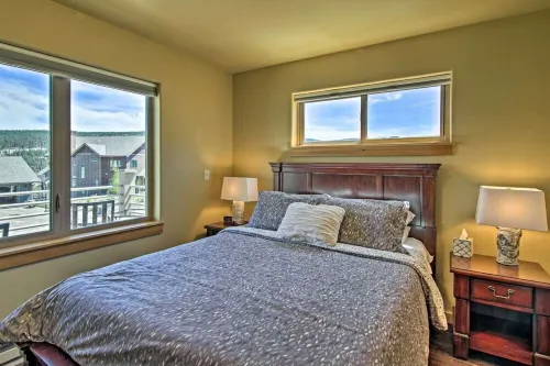 Great location with view and private hot tub!  Well-equipped 3 bedroom.