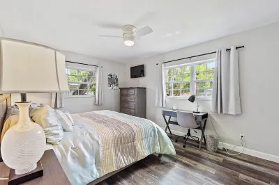 Spacious Modern Madeira Beach Home 4B - 2BA 케네스 애덤스 공원 주변 호텔