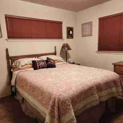 Peaceful weekend getaway 1 block from the river Rooms