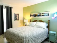 Cheerful Calming Condo Near Clear Lake, NASA, Kemah, League City, and Pasadena.