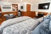 Downtown Lynchburg Studio 114 & Parking Spot