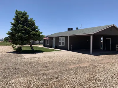 Leaning Pine Cottage - Close to Zion, Bryce, and Lake Powell!