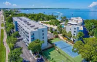Key Largo Getaway - Remodeled Condo w/ Sunset Views & Optional 25’ Boat Slip Hotels near Phantom Fireworks of Key Largo