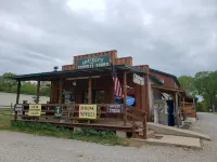 Cute One Room Upstairs Loft just minutes from Bull Shoals Lake & the White River