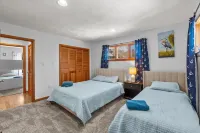 Dog Friendly beachhome with own pool &hot tub view of sound 5min walk from beach