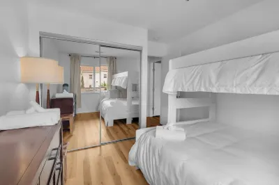 2-BR 1.5 blocks from beach w Pool!