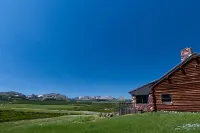 East Glacier Cabin w/ Stunning Views of the Rockies! 30 min from 2 GNP entrances