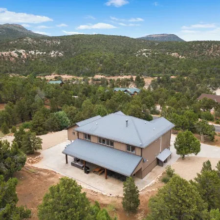 Spacious, Private Hot Tub, 6 bedrooms 5 Ensuite Bathrooms. 7th night FREE!