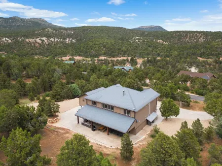 Spacious, Private Hot Tub, 6 bedrooms 5 Ensuite Bathrooms. 7th night FREE! Отели рядом с достопримечательностью «Checkerboard Mesa»