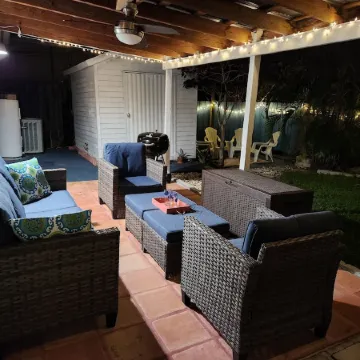 Cute coastal cottage close to beach and downtown nightlife.