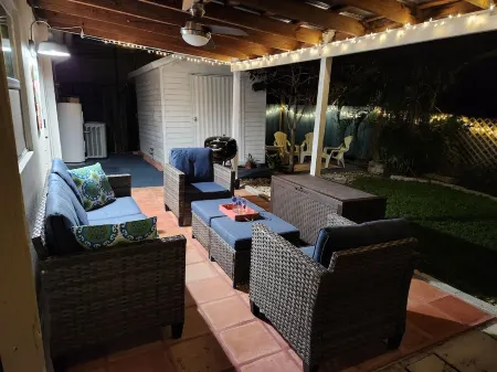 Cute coastal cottage close to beach and downtown nightlife.