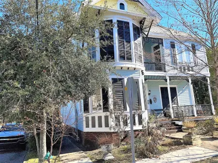 VICTORIA HOUSE DOWNTOWN1br Apt Отели рядом с достопримечательностью «Arthur R. Outlaw Convention Center»