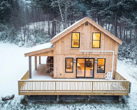 Newly built Vermont secluded cabin retreat with AC and brand new Hot Tub!!! 倫敦德里酒店