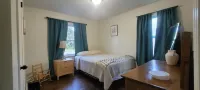 Charming 3-bedroom house in Newton Falls with WiFi and AC Hotel dekat Cafe 534 Bar and Drive thru