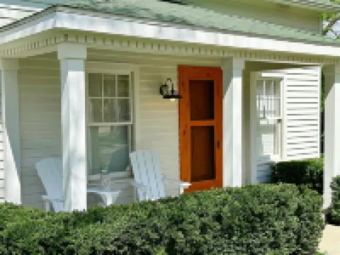 The perfect location! The Postcard Cottage in the heart of downtown Douglas. Hotels in Douglas