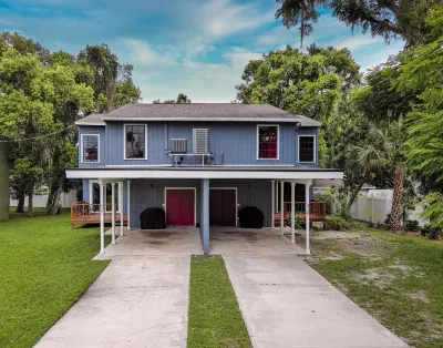 2-Story 3/2.5 Townhome in the heart of Downtown Deland Walmart Supercenter附近的飯店