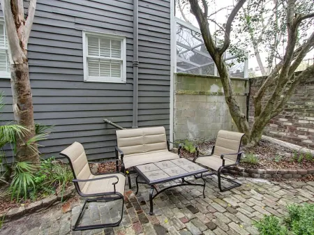 Cunningham House - Remodeled Townhouse on Greene Square with a Patio