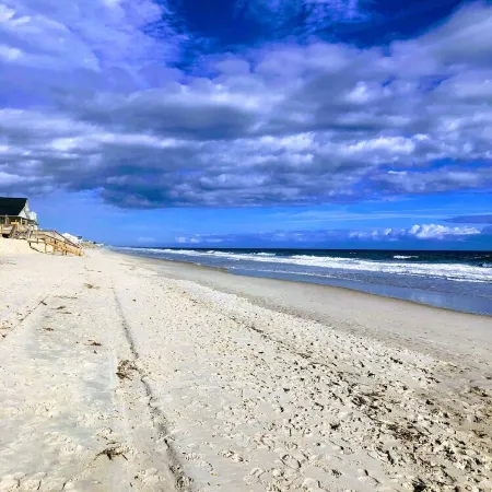 Beach views! Listen to the waves! Steps to beach access! 3 bed and 3 bathrooms!