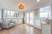Luxury retreat with panoramic views at Mount Sinai Manor!