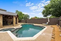 Cozy 4 BR home with a private backyard and pool Hotels in Coppell