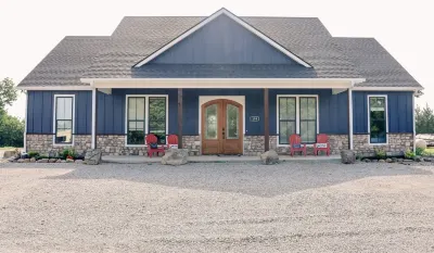 This beautiful spacious new home is perfect for group trips or family getaways. Hotel dekat Uptown Durant Center